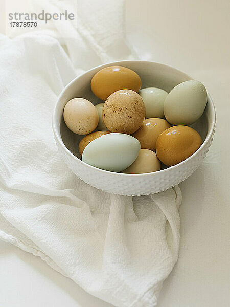 Frische Eier vom Bauernhof in einer Schüssel