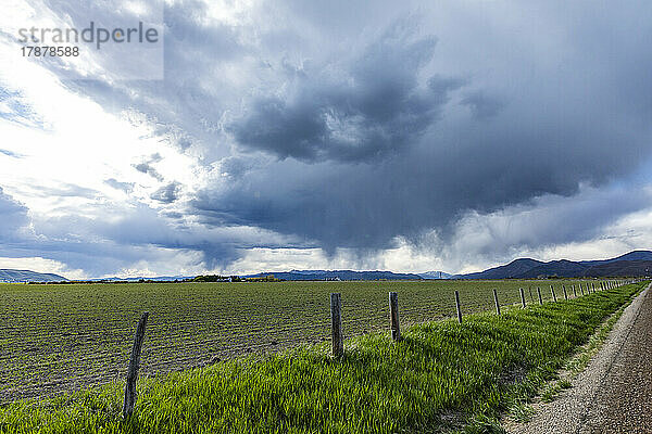 Vereinigte Staaten  Idaho  Bellevue  stürmischer Himmel über landwirtschaftlichen Feldern