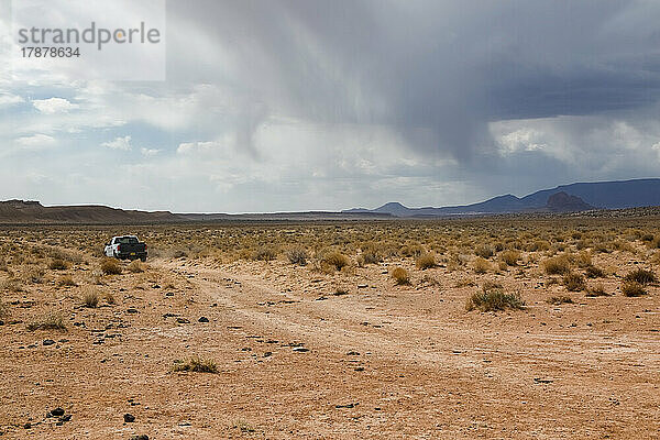 Vereinigte Staaten  Navajo-Nation  New Mexico  Shiprock  Auto in der Wüste
