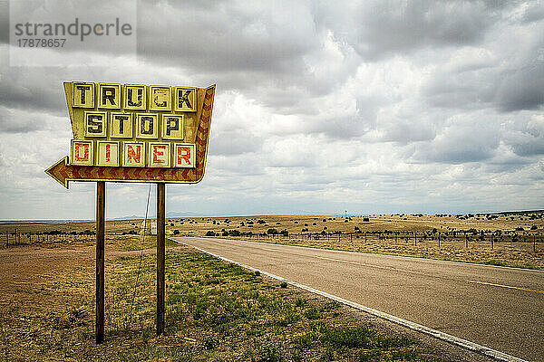 Vereinigte Staaten  New Mexico  Galisteo  LKW-Stoppschild in der Wüste