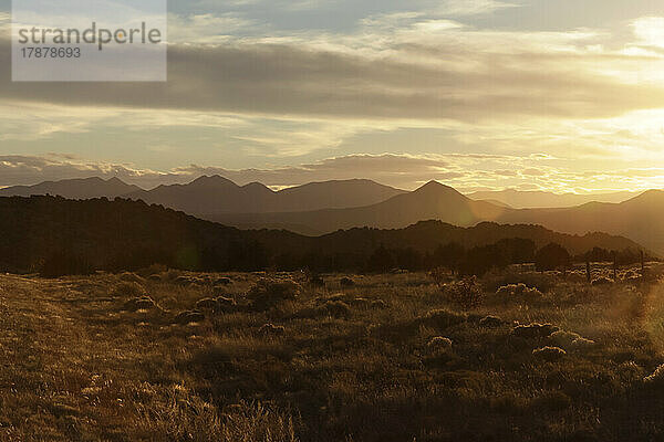 Vereinigte Staaten  New Mexico  Galisteo  Sonnenuntergang in den Bergen