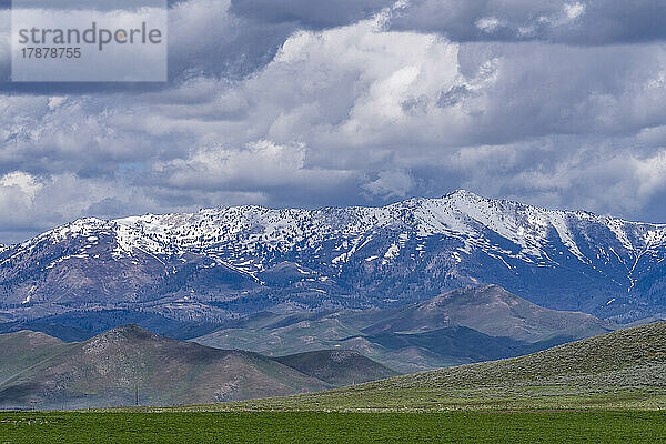 Vereinigte Staaten  Idaho  Fairfield  Wolken über dem verschneiten Soldier Mountain