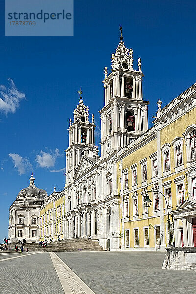 Portugal  Marfra  Stadtplatz mit Mafra-Palast