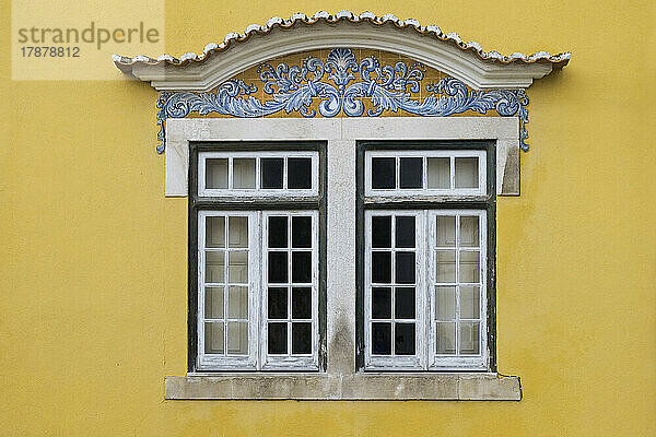 Portugal  Santarem  Gelbes Gebäude mit traditionellen Fliesenarbeiten