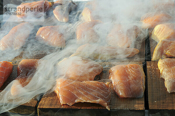 Zum Räuchern vorbereiteter Lachs