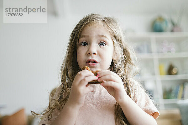 Mädchen (2-3) isst einen Snack