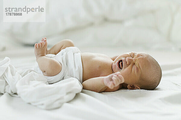 Neugeborener Junge (0-1 Monat) weint