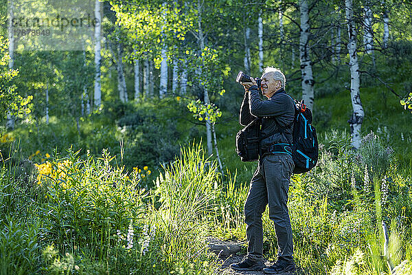 Vereinigte Staaten  Idaho  Älterer Mann fotografiert beim Wandern im Sun Valley