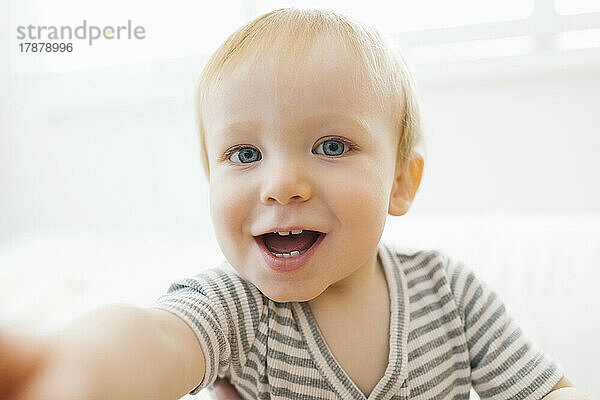 Porträt eines lächelnden Jungen (12-17 Monate)