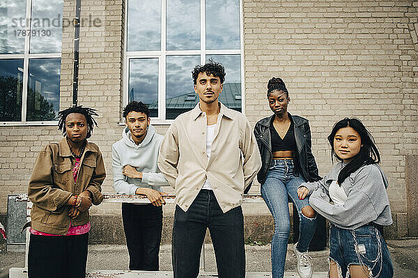 Porträt von selbstbewussten  multirassischen jungen Freunden vor einer Wand