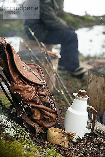 Rucksack mit Krug und Holzbecher