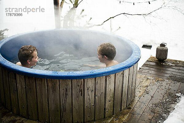 Jungen genießen im Winter den Whirlpool