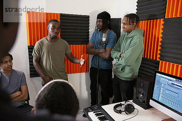 Tontechniker und Rapper diskutieren im Aufnahmestudio
