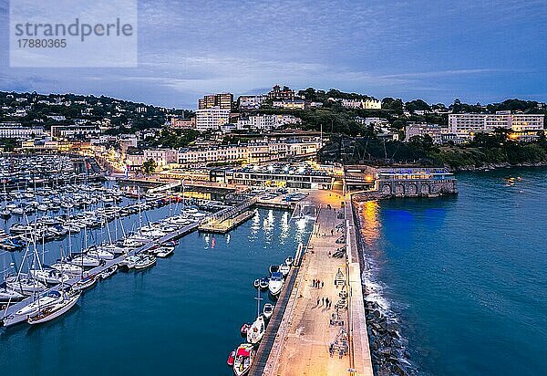 Blaue Stunde über Torquay Marina von einer Drohne  Torquay  Devon  England  Großbritannien  Europa