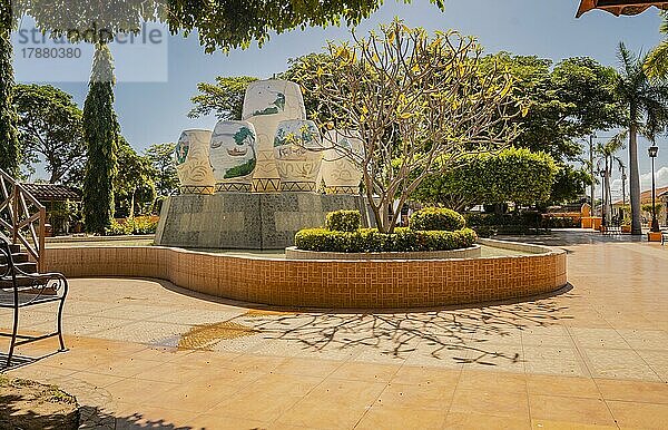 Bild von einem schönen und entspannten Park mit einem Wasserbrunnen umgeben von Bäumen  Traditioneller Park von Nagarote  Nicaragua. Blick auf einen ruhigen Park mit einer kleinen Holzbrücke an einem sonnigen Tag. Zentraler Park von Nagarote