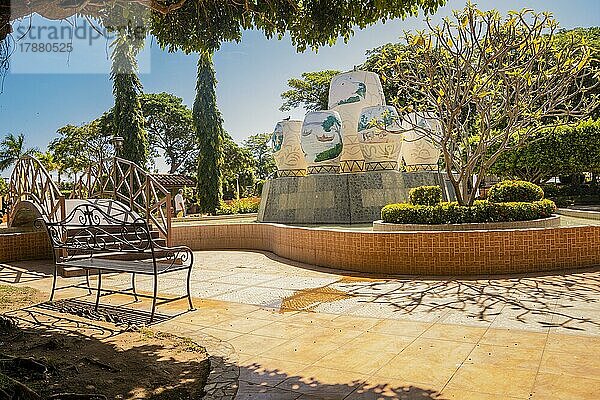 Traditioneller Park in Nagarote  Nicaragua. Ein schöner und entspannter Park mit einer Holzbrücke über einen Wasserbrunnen  Blick auf einen ruhigen Park mit einer kleinen Holzbrücke an einem sonnigen Tag. Zentraler Park von Nagarote