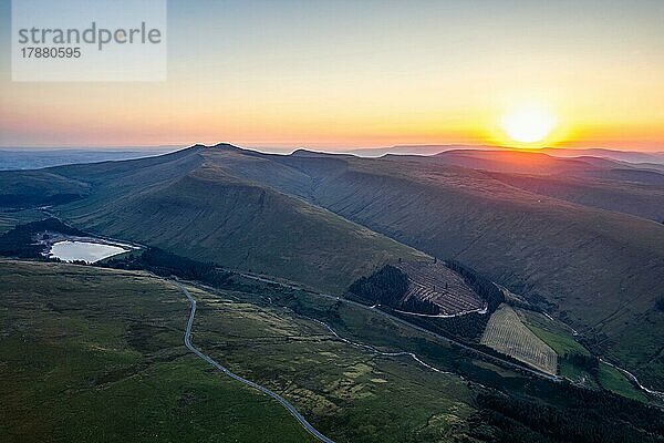 Sonnenaufgang über Pen y Fan und Cribyn von einer Drohne aus  Brecon Beacons  Wales  England  Großbritannien  Europa