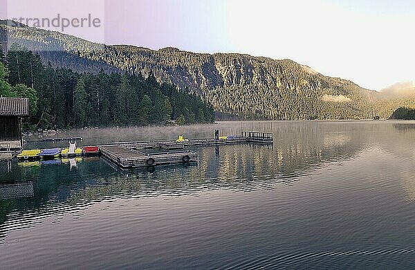 Bootssteg am See im ersten Morgenlicht  Eibsee  Bayern  Deutschland  Europa