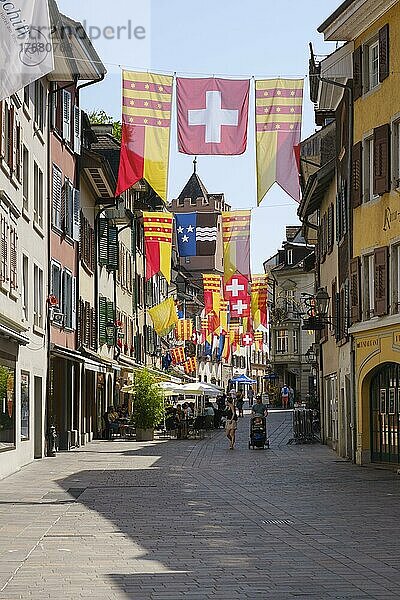 Flaggen in der Marktgasse  Fußgängerzone  Rheinfelden  Kanton Aargau  Schweiz  Europa