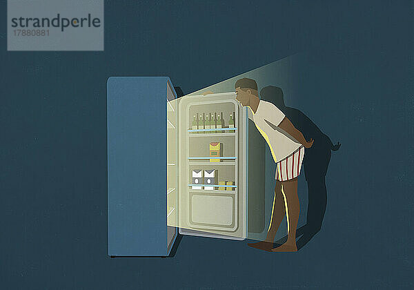 Mann steht nachts am offenen Kühlschrank in der Küche