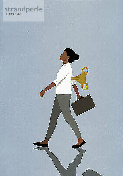 Aufziehbare Geschäftsfrau geht mit Aktentasche auf blauem Hintergrund