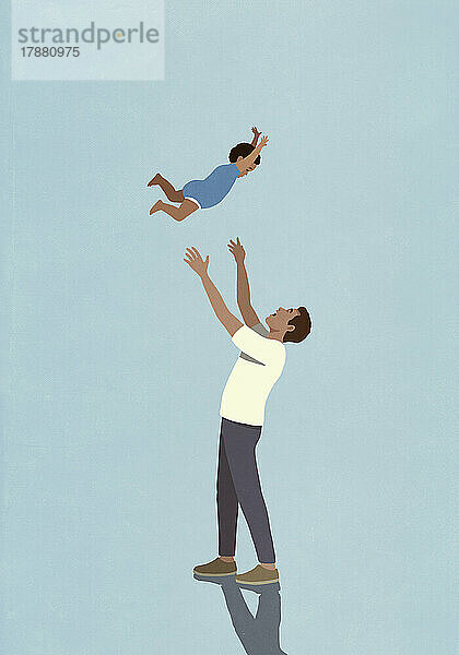 Verspielter Vater wirft seinen kleinen Sohn auf blauem Hintergrund über den Kopf