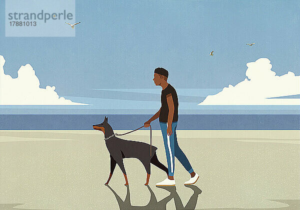 Mann geht mit Dobermann-Pinscher an der Leine am sonnigen Meeresstrand spazieren