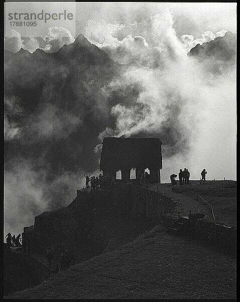 Silhouetten von Ruinen und Touristen auf dem Berggipfel  Machu Picchu  Peru