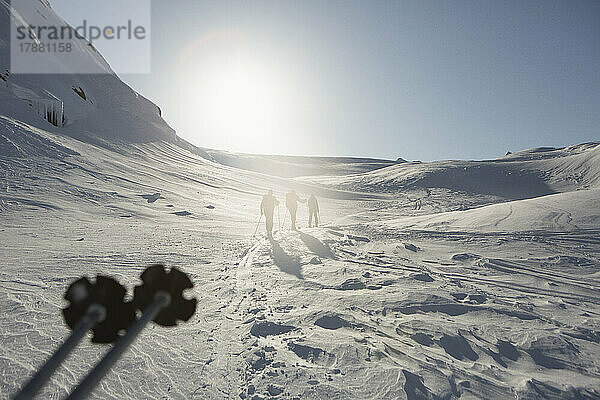 POV-Silhouette von Bergsteigern auf einem sonnigen  verschneiten Berg  Selkirk Mountains  Kanada