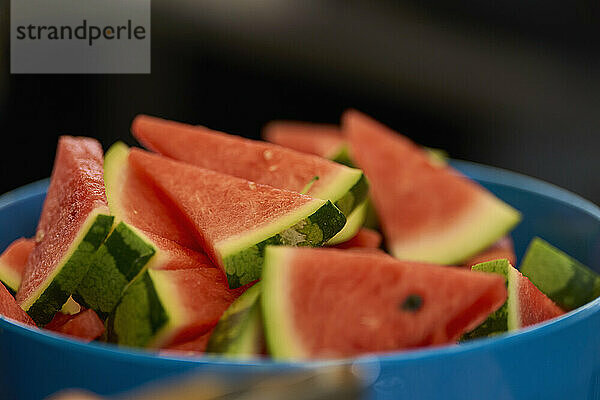 Nahaufnahme saftiger  frischer Wassermelonenscheiben in einer Schüssel