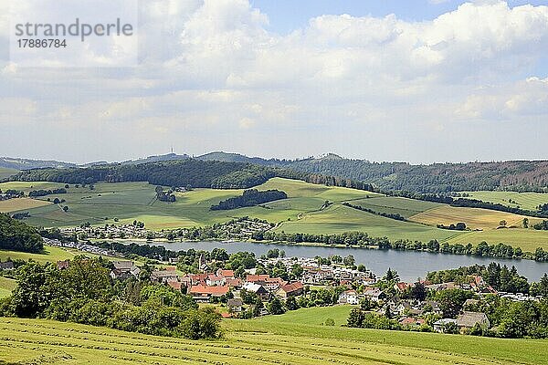 Ausblick auf den Ort Heringhausen und den Diemelsee  Naturpark Diemelsee  Hessen  Deutschland  Europa