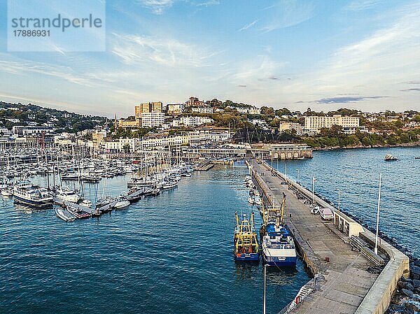 Torquay Harbour and Marina  Englische Riviera aus einer Drohne  Devon  England  Großbritannien  Europa