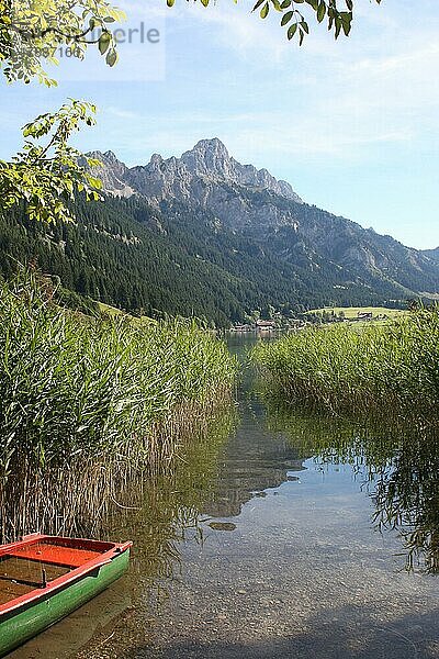 Haldensee mit Blick auf Gimpel und Rote Flüh im Tannheimer Tal  Tirol  Österreich  Europa