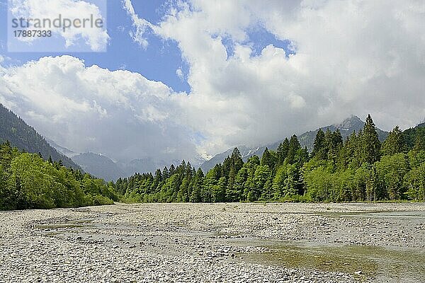 Ausblick auf die Flusslandschaft der Stillach und die wolkenverhangenen Berge  Stillachtal bei Oberstdorf  Allgäuer Alpen  Allgäu  Bayern  Deutschland  Europa