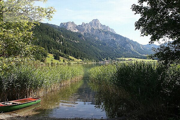 Haldensee mit Blick auf Gimpel und Rote Flüh im Tannheimer Tal  Tirol  Österreich  Europa