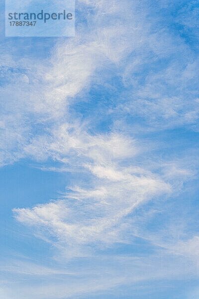 Wolken bei Sonnenuntergang am blauen Himmel  England  Großbritannien  Europa