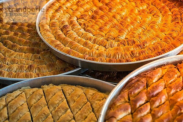 Traditionelle türkische Nachspeise Baklava im Tablett aus Istanbul Türkei