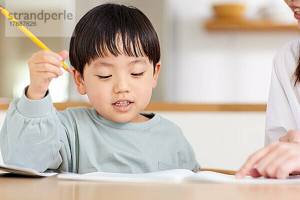 Japanisches Kind studiert