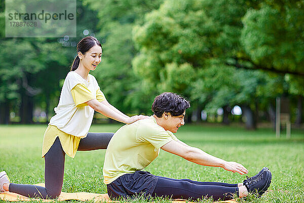 Japanisches Paar trainiert im Stadtpark