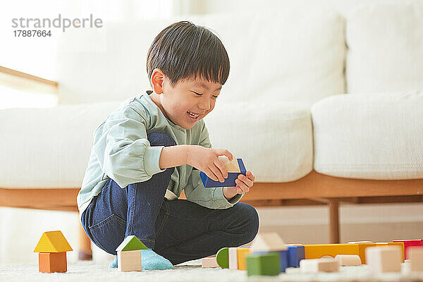 Japanisches Kind  das zu Hause spielt