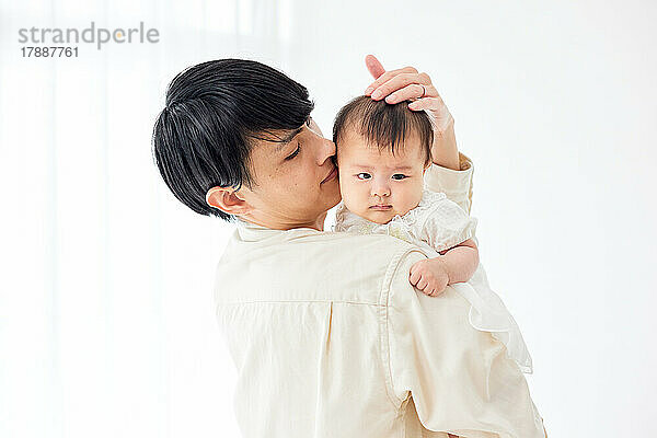 Japanisches Neugeborenes mit Vater