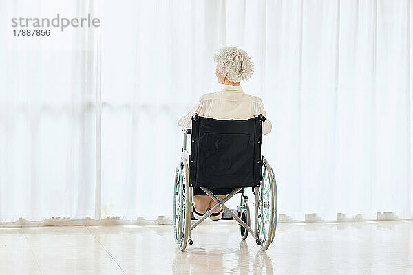 Japanische Seniorin im Rollstuhl