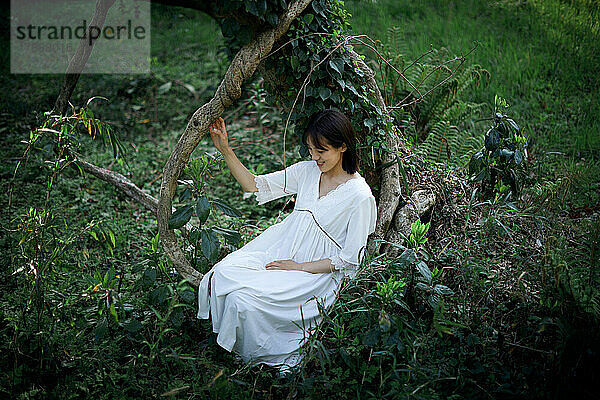 Japanische Frau in einem Wald