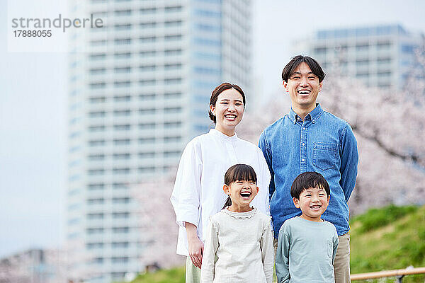 Japanische Familie mit blühenden Kirschblüten