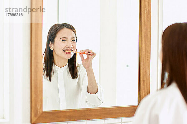 Japanerin putzt zu Hause Zähne