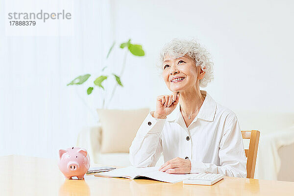 Japanische Seniorin macht Buchhaltung zu Hause
