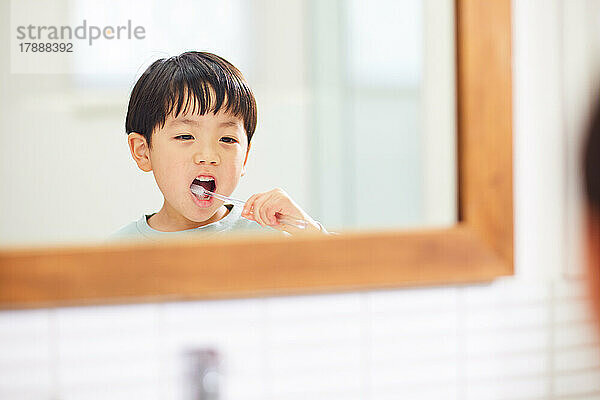 Japanisches Kind beim Zähneputzen zu Hause