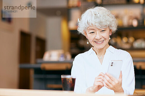 Japanische Seniorin in einem Restaurant