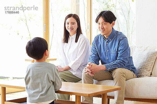 Japanische Familie zu Hause