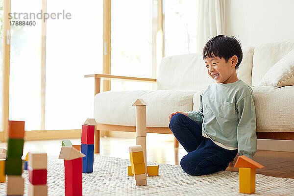 Japanisches Kind spielt zu Hause
